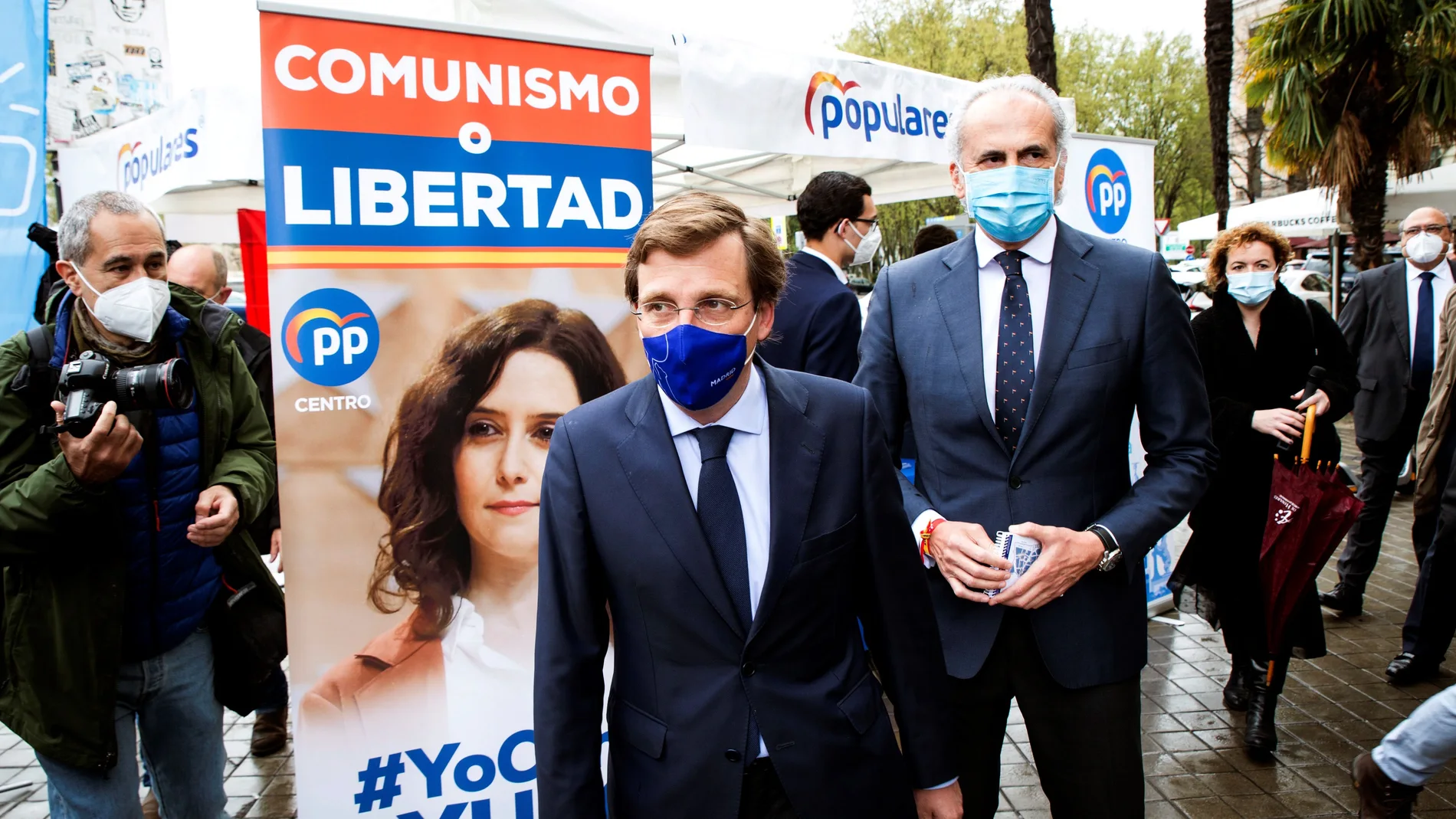 El portavoz nacional del PP y alcalde de Madrid, José Luis Martínez-Almeida, y el consejero de Sanidad, Ruiz Escudero, visitan una mesa informativa del PP de Madrid de cara a las elecciones que celebrará la Comunidad el próximo 4 de mayo