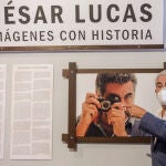 El fotógrafo César Lucas posa junto a un retrato suyo, en una imagen de archivo