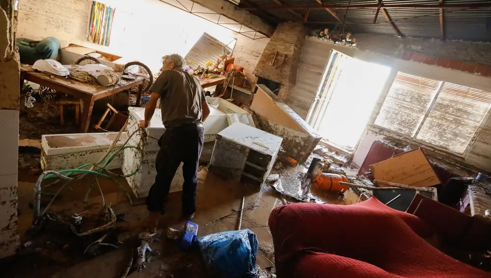 Un hombre en el salón de su casa tras la inundación, en la pedanía de Javalí Viejo, a 26 de septiembre de 2022,