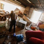 Un hombre en el salón de su casa tras la inundación, en la pedanía de Javalí Viejo, a 26 de septiembre de 2022,
