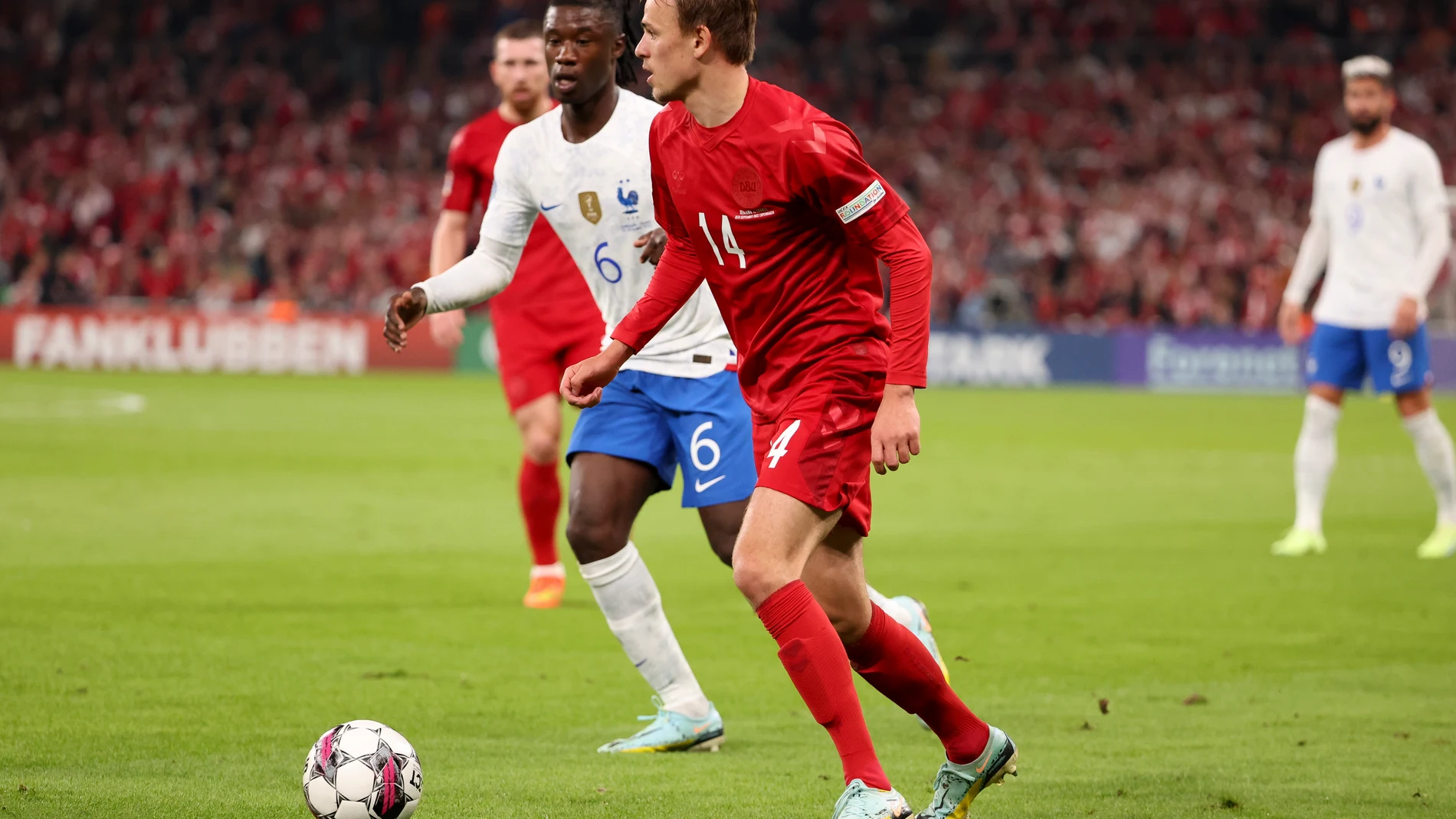 Mikkel Damsgaard de la selección danesa en un partido contra Francia