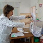 Imagen de una mujer votando en los referéndums unilaterales celebrados en Ucrania.