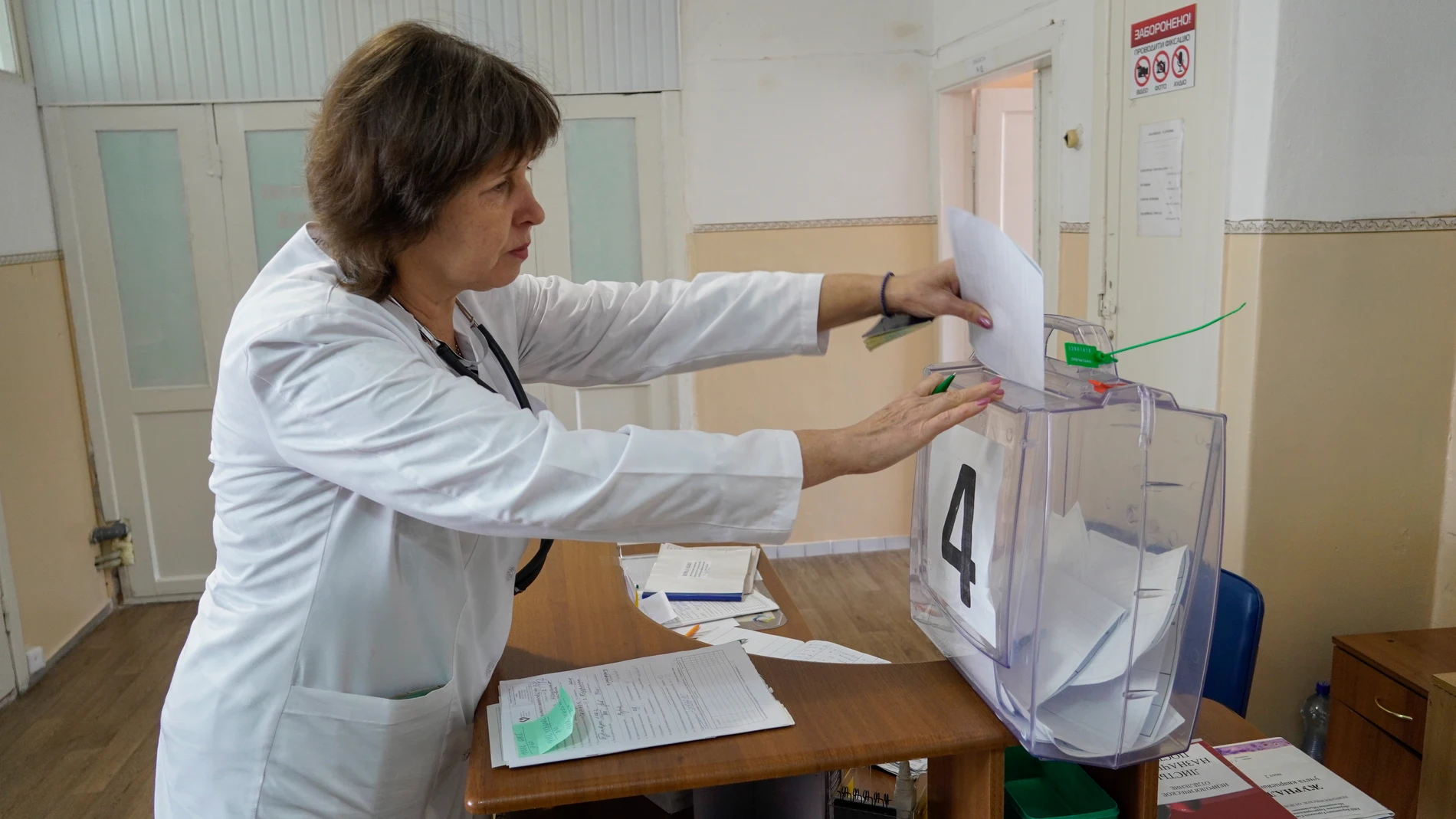 Imagen de una mujer votando en los referéndums unilaterales celebrados en Ucrania.