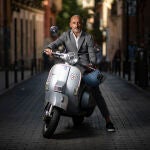 Jesús Celada, diputado de la Asamblea de Madrid en su vespa por Malasaña.