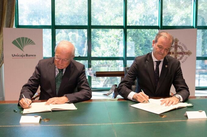 El presidente de Unicaja Banco, Manuel Azuaga, y el de la Agrupación de Cofradías de Semana Santa de Málaga, Pablo Atencia, firman un nuevo acuerdo de colaboración