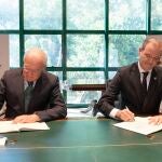El presidente de Unicaja Banco, Manuel Azuaga, y el de la Agrupación de Cofradías de Semana Santa de Málaga, Pablo Atencia, firman un nuevo acuerdo de colaboración