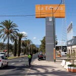 Entrada al polígono industrial La Estrella de Málaga donde ha sido hallado el cadáver de una mujer de 39 años que permanecía desaparecida desde el pasado marzo y motivo por el que la Policía detuvo el domingo a su marido de 40 años como sospechoso de su muerte. El detenido ha confesado que la estranguló en el domicilio familiar durante una discusión y la enterró bajo hormigón en una nave de este polígono en Málaga