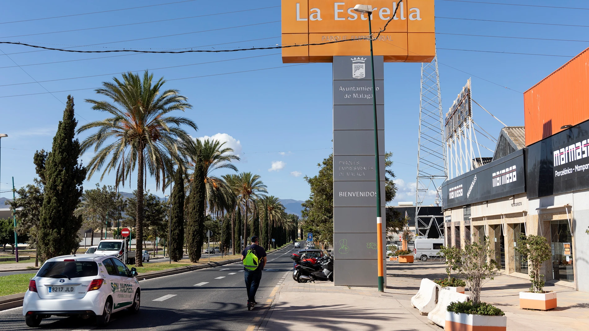 Entrada al polígono industrial La Estrella de Málaga donde ha sido hallado el cadáver de una mujer de 39 años que permanecía desaparecida desde el pasado marzo y motivo por el que la Policía detuvo el domingo a su marido de 40 años como sospechoso de su muerte. El detenido ha confesado que la estranguló en el domicilio familiar durante una discusión y la enterró bajo hormigón en una nave de este polígono en Málaga