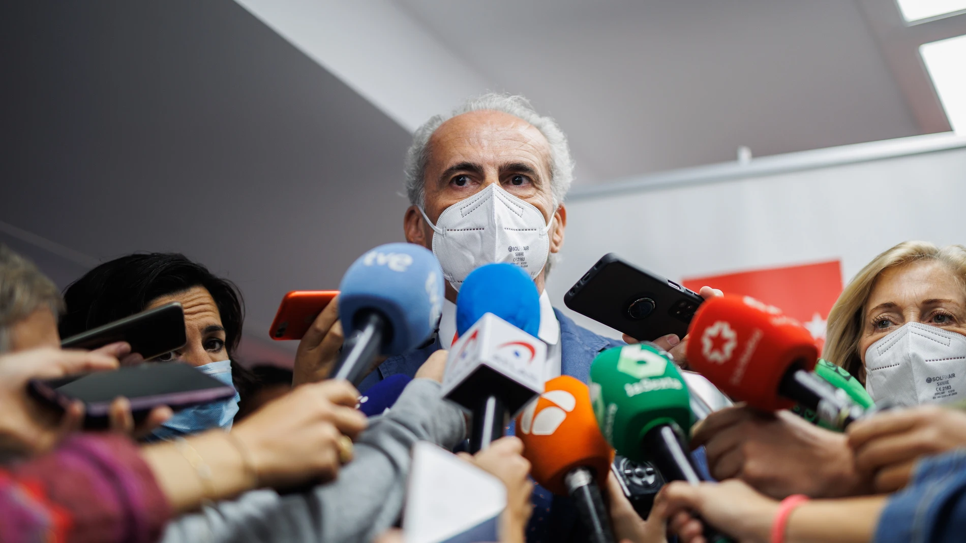 El consejero de Sanidad, Enrique Ruiz Escudero, ofrece declaraciones a los medios de comunicación tras el inicio de la administración de la cuarta dosis de la vacuna frente al COVID-19 a los usuarios y trabajadores sociosanitarios de residencias, en la Residencia pública de Mayores de Vallecas, a 26 de septiembre de 2022, en Madrid.