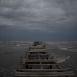 Las olas se levantan bajo un cielo oscuro en la costa de Batabano, Cuba, el lunes 26 de septiembre de 2022.