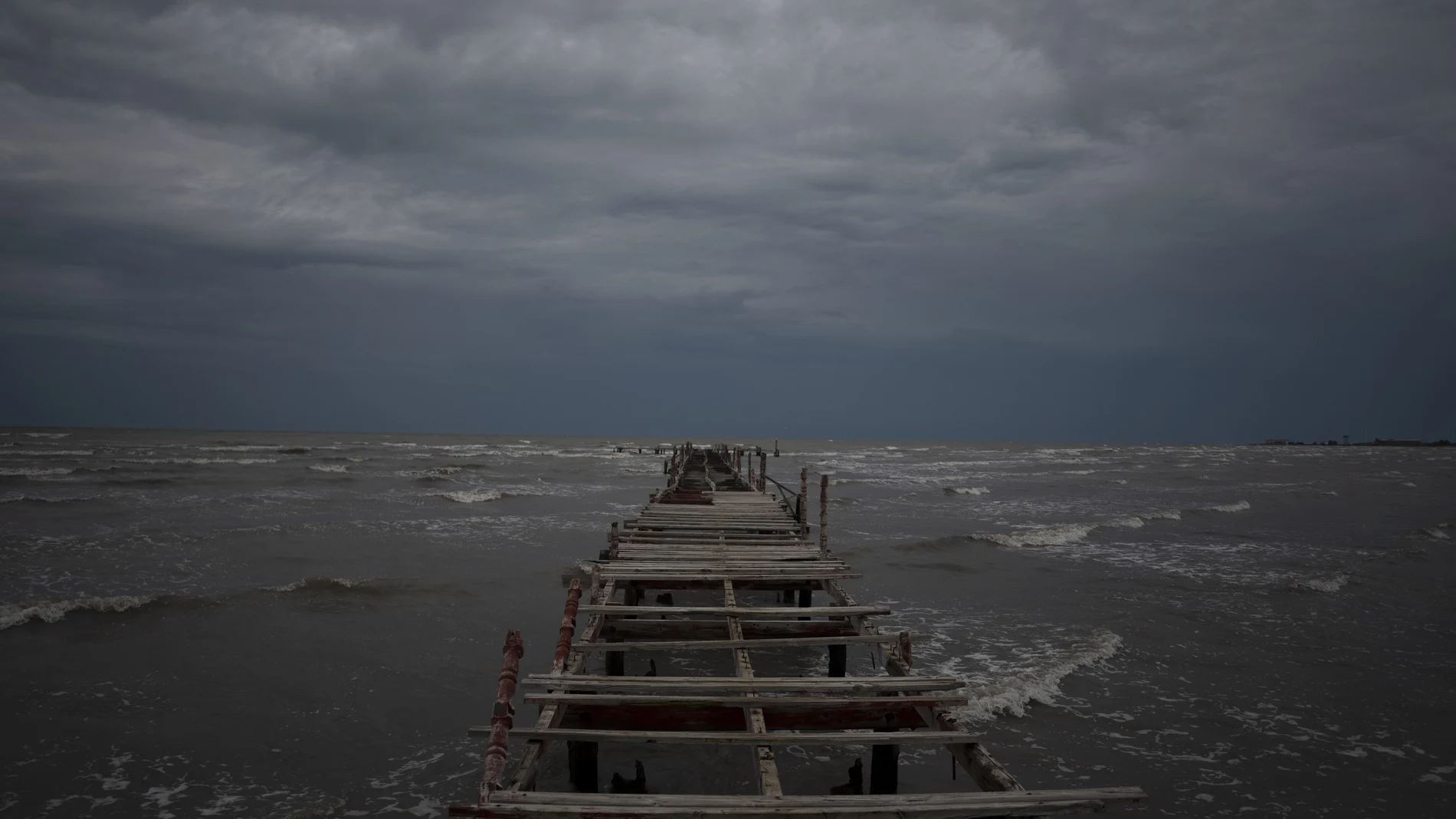 Las olas se levantan bajo un cielo oscuro en la costa de Batabano, Cuba, el lunes 26 de septiembre de 2022.