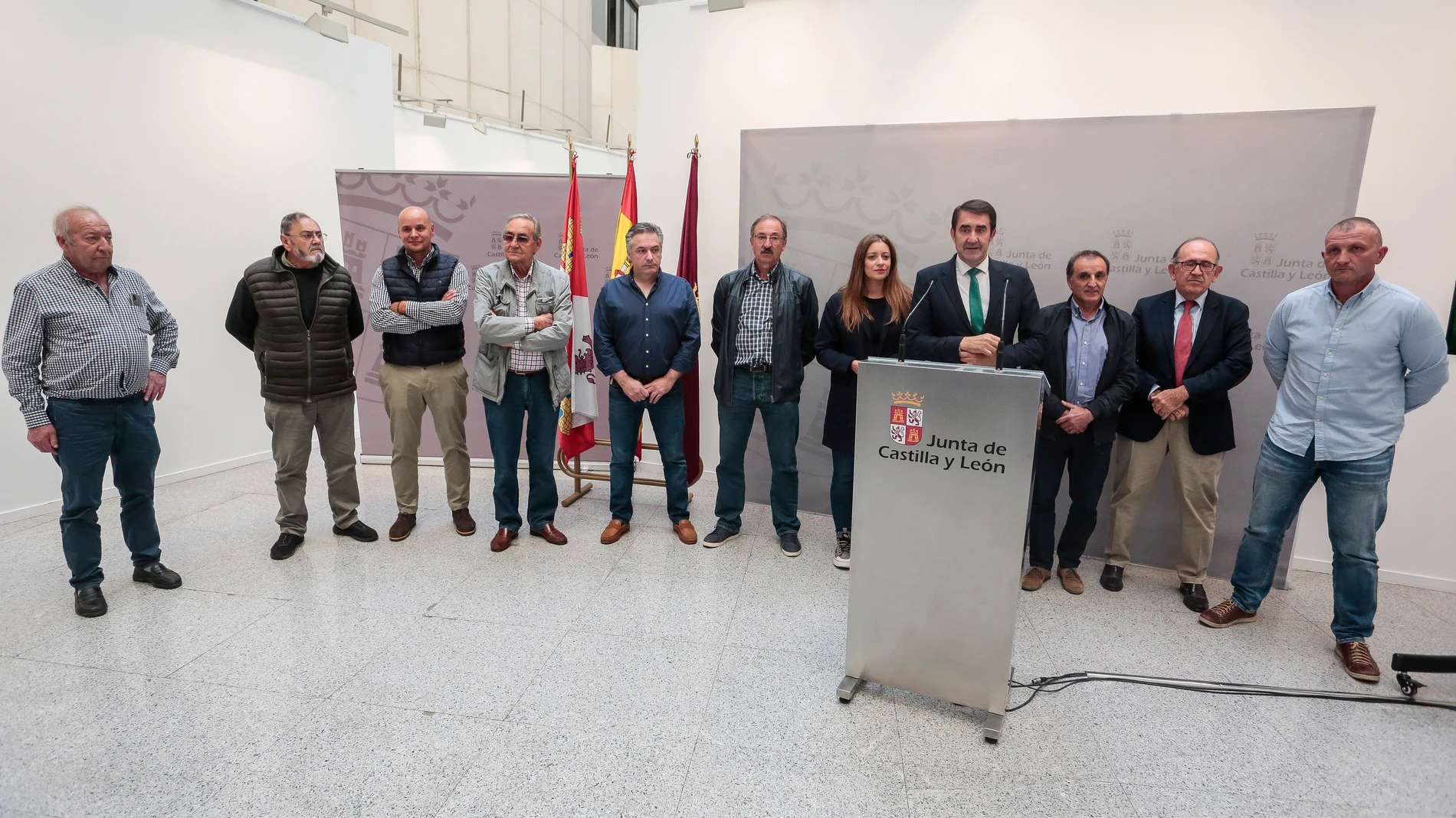 El consejero de Medio Ambiente, Vivienda y Ordenación del Territorio, Juan Carlos Suárez-Quiñones, presenta las nuevas actuaciones de depuración de aguas de la Junta de Castilla y León en 72 núcleos de población de los espacios naturales de Hoces de Vegacervera y de Babia y Luna