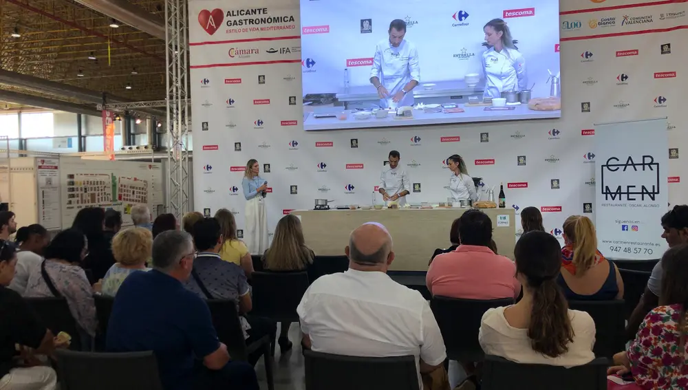 Óscar Alonso y Celia Arribas, de Carmen Restaurante, durante su ponencia en Alicante Gastronómica