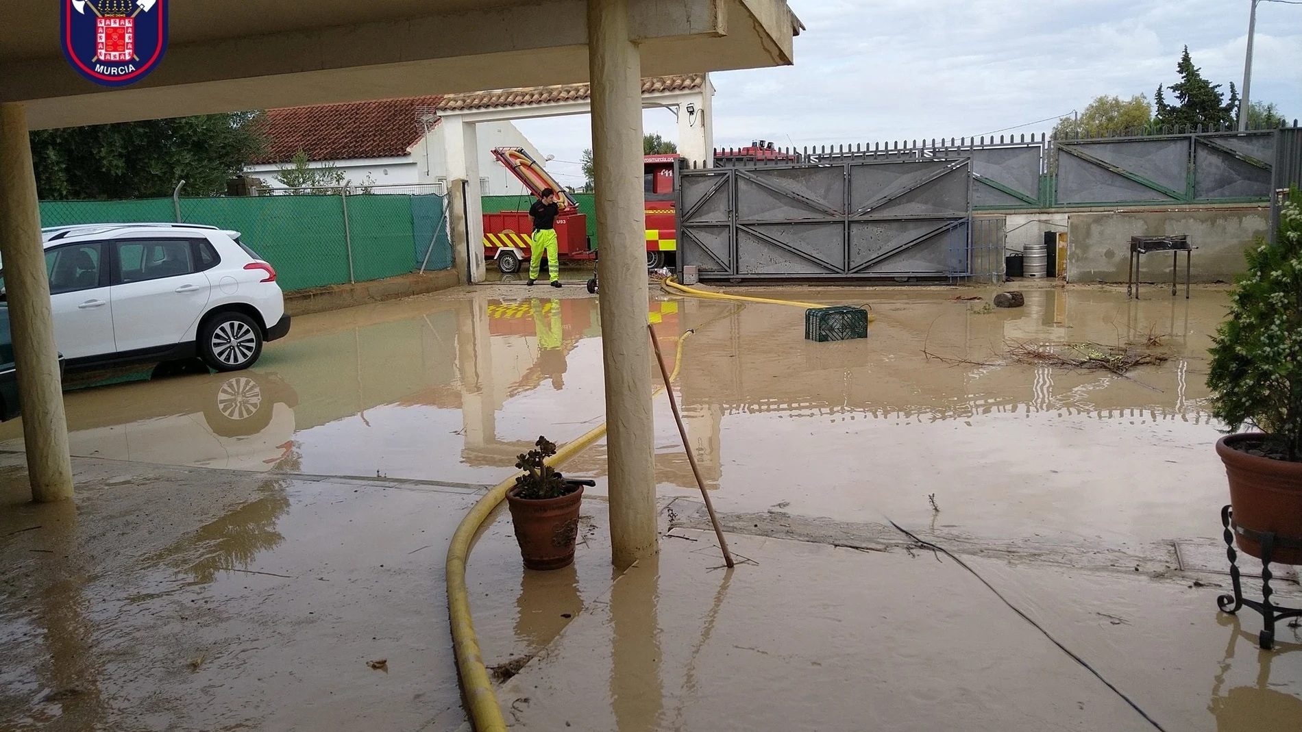 Achique de agua en el patio de una vivienda en Murcia