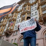 Un hombre protesta frente a la Embajada de EE UU en Moscú