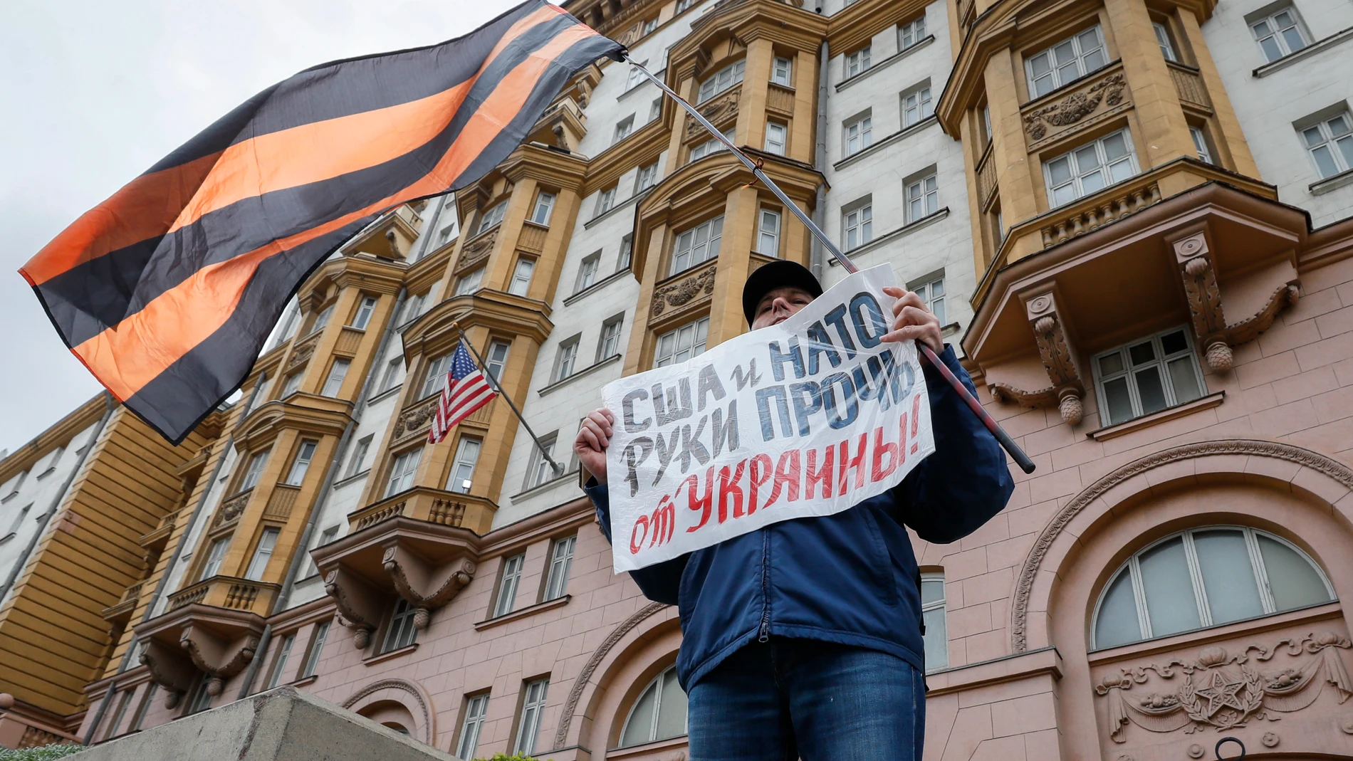 Un hombre protesta frente a la Embajada de EE UU en Moscú