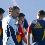 Luis Enrique, pensativo durante un entrenamiento de la selección española