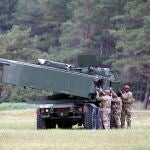 Soldados estadounidenses despliegan un sistema HIMARS en Letonia