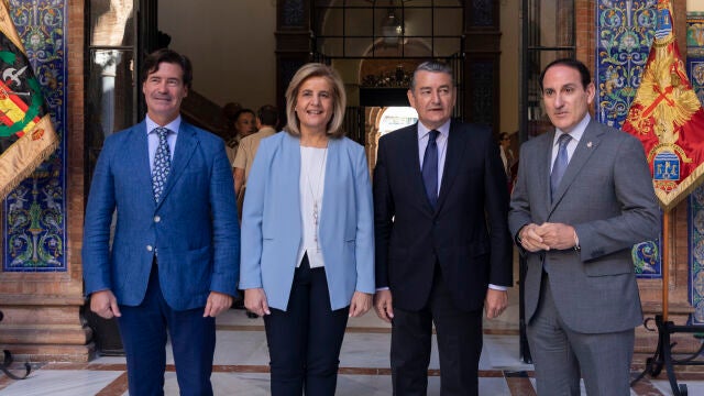 El presidente de la CES, Miguel Rus; la presidenta de la Fundación CEOE, Fátima Báñez; el consejero de la Presidencia, Antonio Sanz; y el presidente de la CEA, Javier González de Lara; en la presentación del proyecto 'Es tu Fuerza' para facilitar la inserción laboral del personal de las Fuerzas Armadas