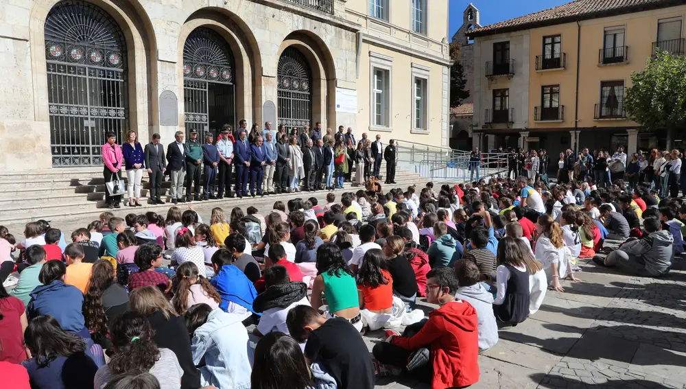 Concentración en repulsa del asesinato machista en Palencia .Aspecto de la plaza Mayor en los cinco minutos de silencio en repulsa del asesinato machista de una mujer