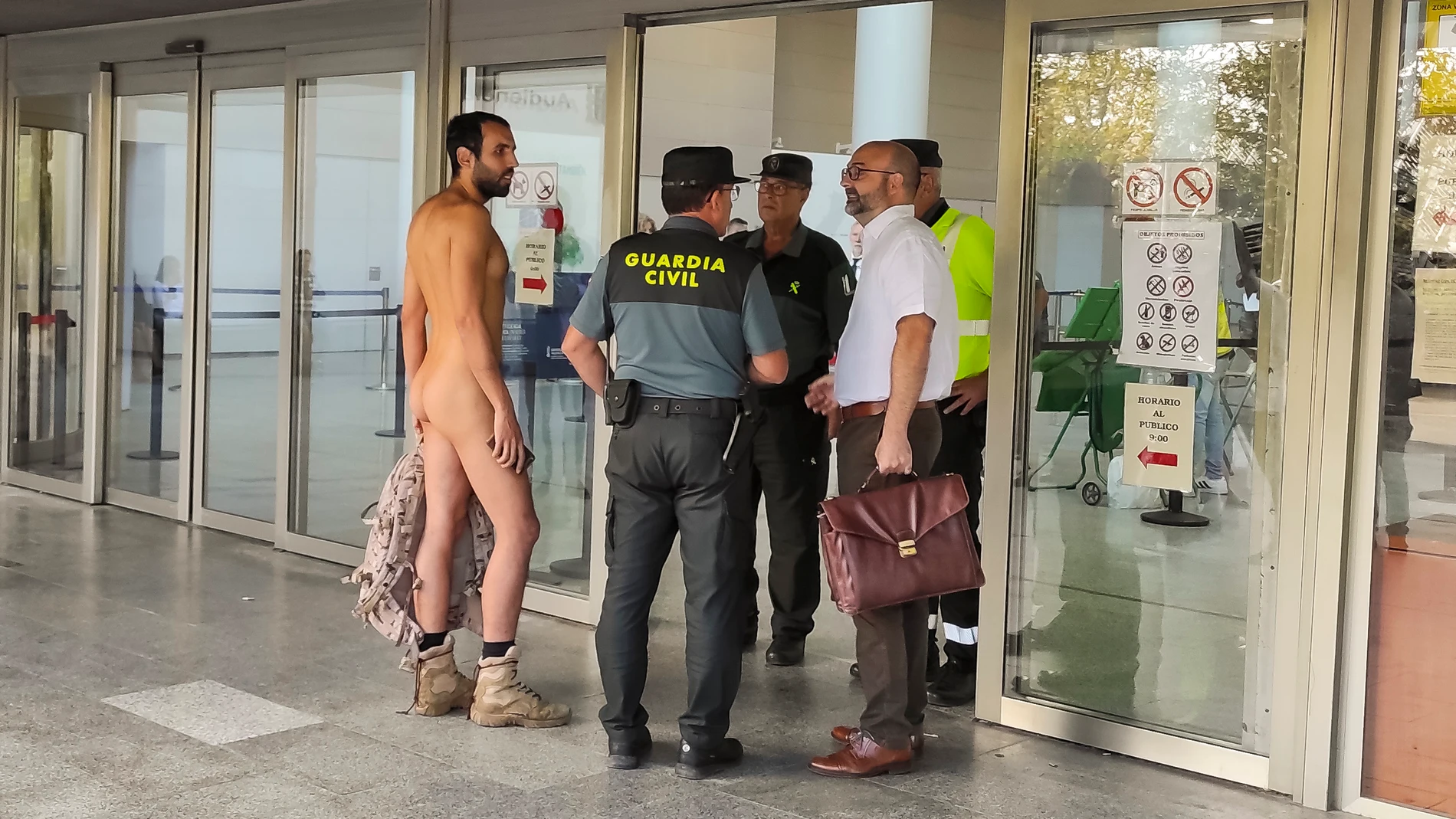 Un hombre ha tratado sin éxito este martes de acceder completamente desnudo a los juzgados de Valencia para asistir a un juicio por exhibicionismo en la vía de lo Contencioso-Administrativo.