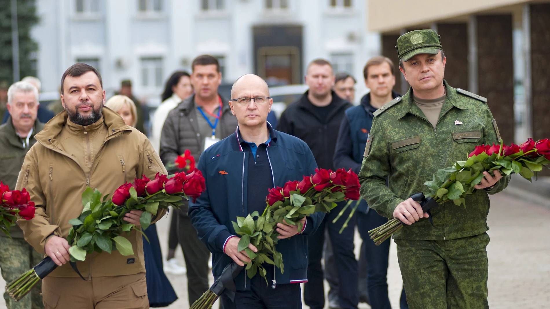 Leonid Pasechnik, lider de la autoproclamada república de Lugansk en el centro y a su derecha Denis Pushilin, el líder prorruso de Donetsk