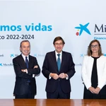 El presidente de MicroBank, Juan Carlos Gallego (i); el presidente de CaixaBank, José Ignacio Goirigolzarri (c), y la directora general de MicroBank, Cristina González Viu (d), en la presentación del plan estratégico de MicroBank 2022-2024