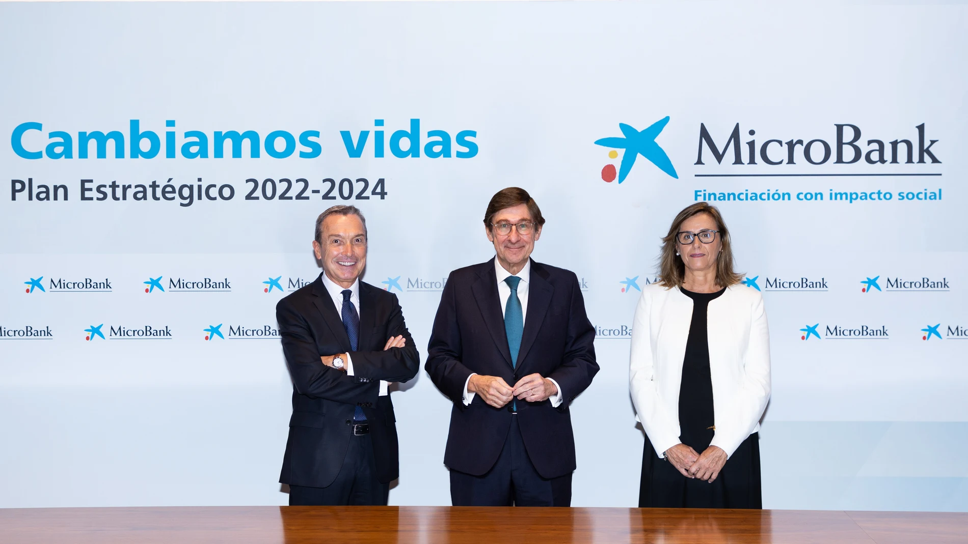 El presidente de MicroBank, Juan Carlos Gallego (i); el presidente de CaixaBank, José Ignacio Goirigolzarri (c), y la directora general de MicroBank, Cristina González Viu (d), en la presentación del plan estratégico de MicroBank 2022-2024
