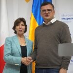 La ministra francesa de Exteriores Catherine Colonna, da la mano a su homólogo ucraniano, Dmitro Kuleba este martes en Kyiv