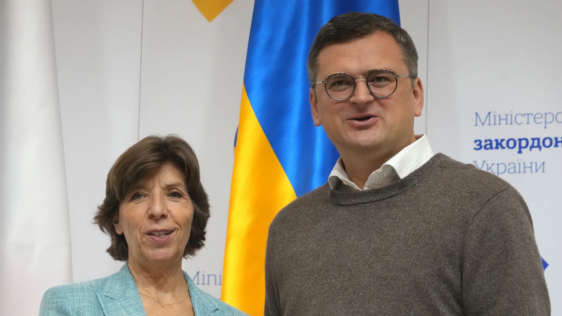 La ministra francesa de Exteriores Catherine Colonna, da la mano a su homólogo ucraniano, Dmitro Kuleba este martes en Kyiv