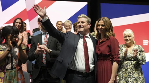 Sir Keir Starmer, junto a su mujer ayer antes de pronunciar su esperado discurso en la conferencia anual del Partido Laborista