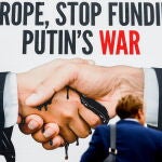 Pancarta en Bruselas de la ONG Razom We Stand en la que se puede leer "Europa, deja de financiar la guerra de Putin. Deja de comprar combustible fósil, acaba la guerra"