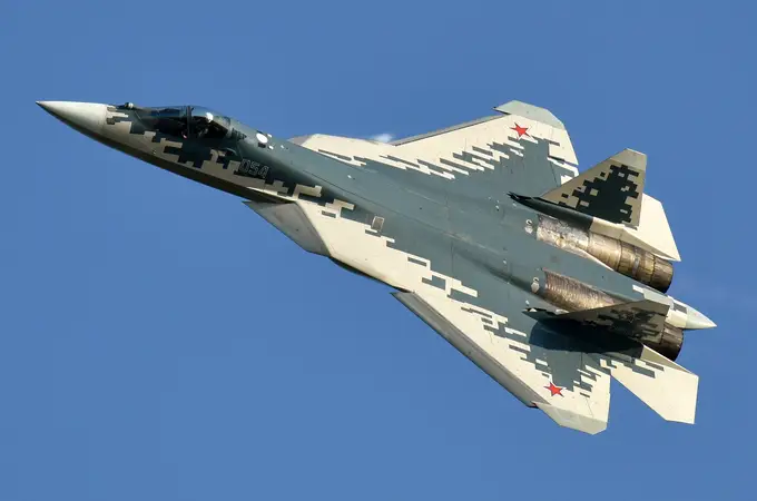 El caza furtivo ruso Su-57 “aparece” y derriba un Su-27 ucraniano con un misil hipersónico R-37M