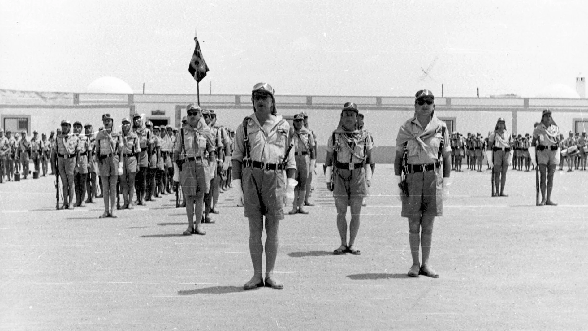 Formación del 3º Tercio ataviados con sus característicos uniformes saharianos