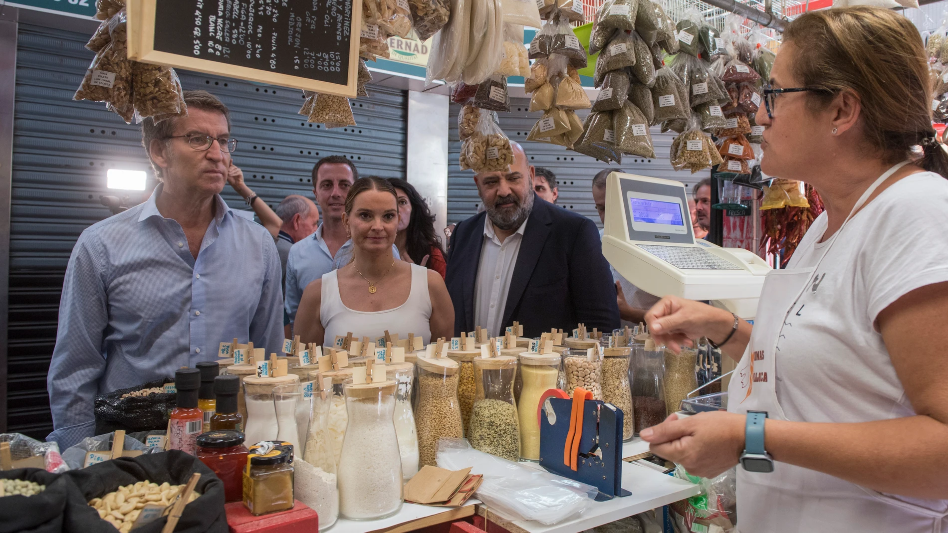 El presidente del Partido Popular, Alberto Núñez Feijóo, durante su visita al Mercado Pere Garau en Palma de Mallorca junto a la presidenta del partido en Baleares, Marga Prohens, este martes. EFE/ Atienza