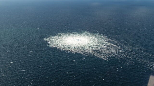 Imagen tomada por un F-16 danés de la fuga de gas en el Nord Stream 2 cerca de la isla de Bornholm Dinamarca)