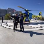 El presidente de la Junta, Alfonso Fernández Mañueco, y el consejero de Sanidad, Alejandro Vázquez, tras inaugurar el nuevo helipuerto del Complejo Asistencial de Ávila