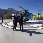 El presidente de la Junta, Alfonso Fernández Mañueco, y el consejero de Sanidad, Alejandro Vázquez, tras inaugurar el nuevo helipuerto del Complejo Asistencial de Ávila
