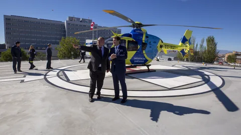 El presidente de la Junta, Alfonso Fernández Mañueco, y el consejero de Sanidad, Alejandro Vázquez, tras inaugurar el nuevo helipuerto del Complejo Asistencial de Ávila