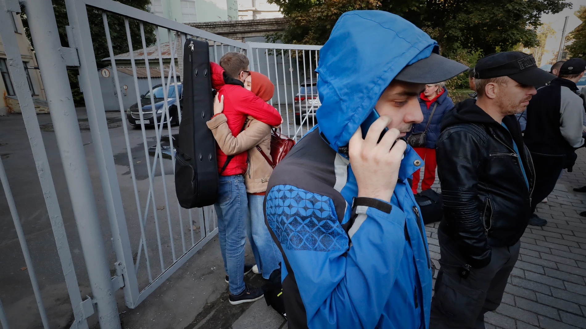 Un joven se despide de sus familiares tras ser llamado a luchar en Ucrania tras la movilización parcial del Kremlin