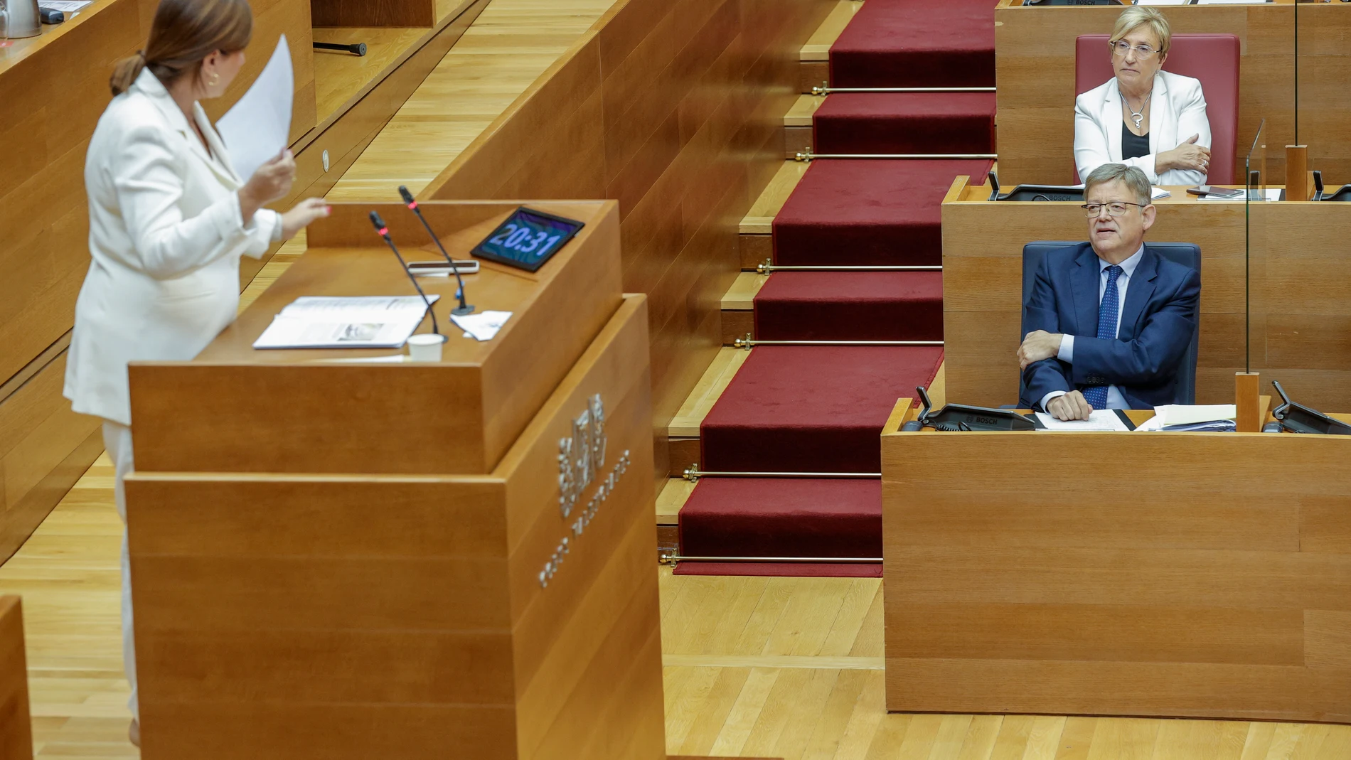 La Portavoz del grupo popular, Maria José Catalá, se dirige a Ximo Puig durante su intervención en el último debate de política general de esta legislatura en Les Corts Valencianes