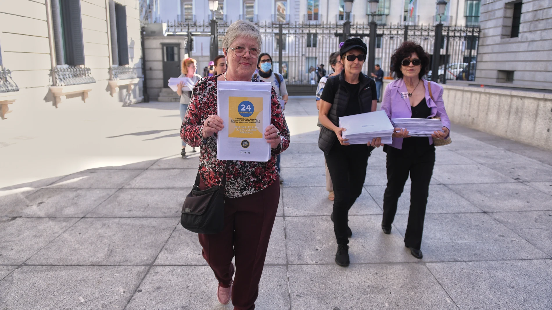 Una mujer perteneciente a una organización feminista sostiene un conjunto de enmiendas feministas a la ley Trans en el Congreso de los Diputados, a 27 de septiembre de 2022, en Madrid