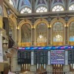 La Bolsa española ha bajado este martes el 0,84 % y ha marcado un nuevo mínimo anual por debajo de 7.500 puntos