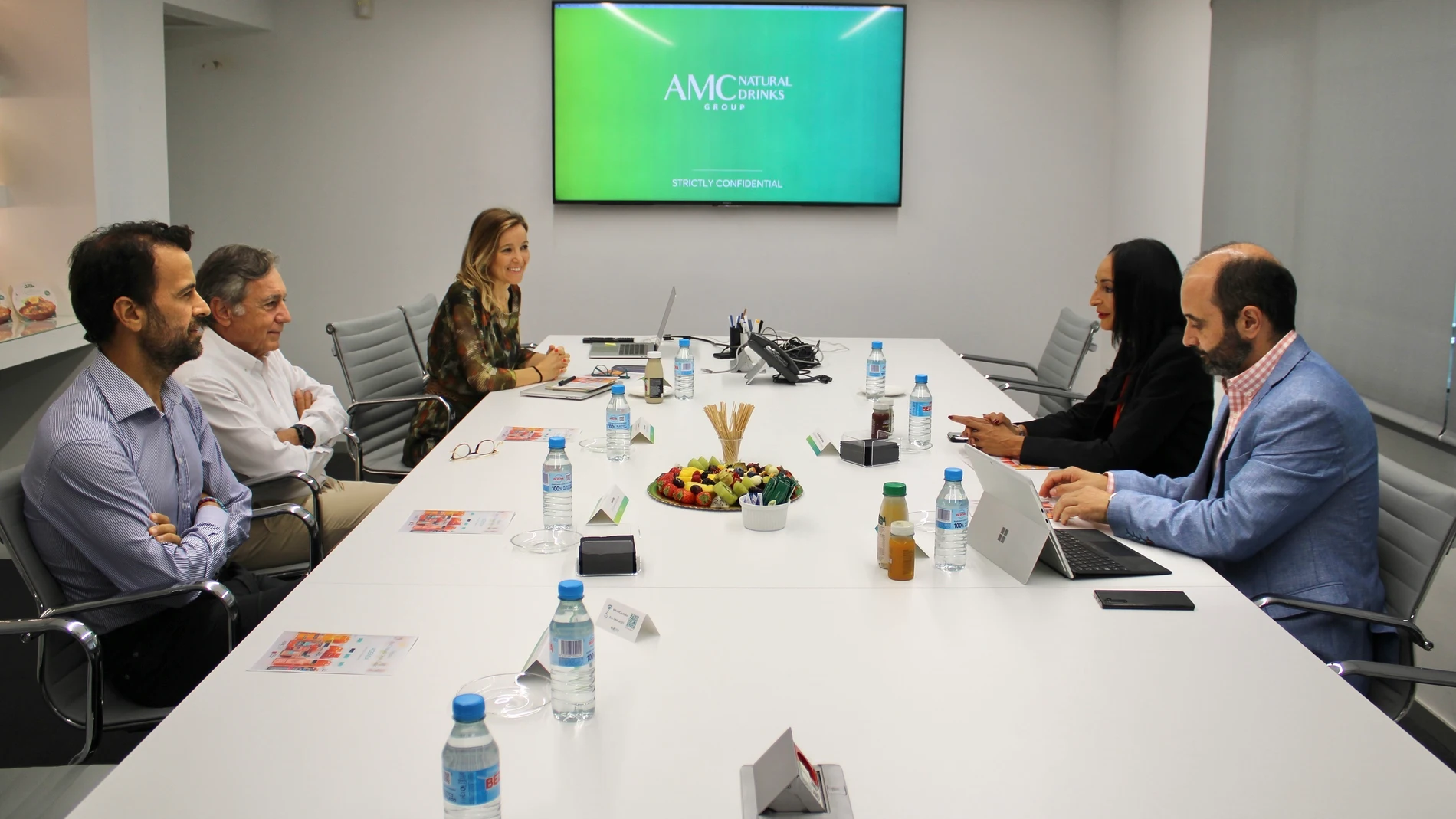 La consejera Valle Miguélez durante su visita a la empresa AMC Group