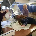 Colegio electoral recuenta las papeletas del referéndum farsa orquestado por Rusia