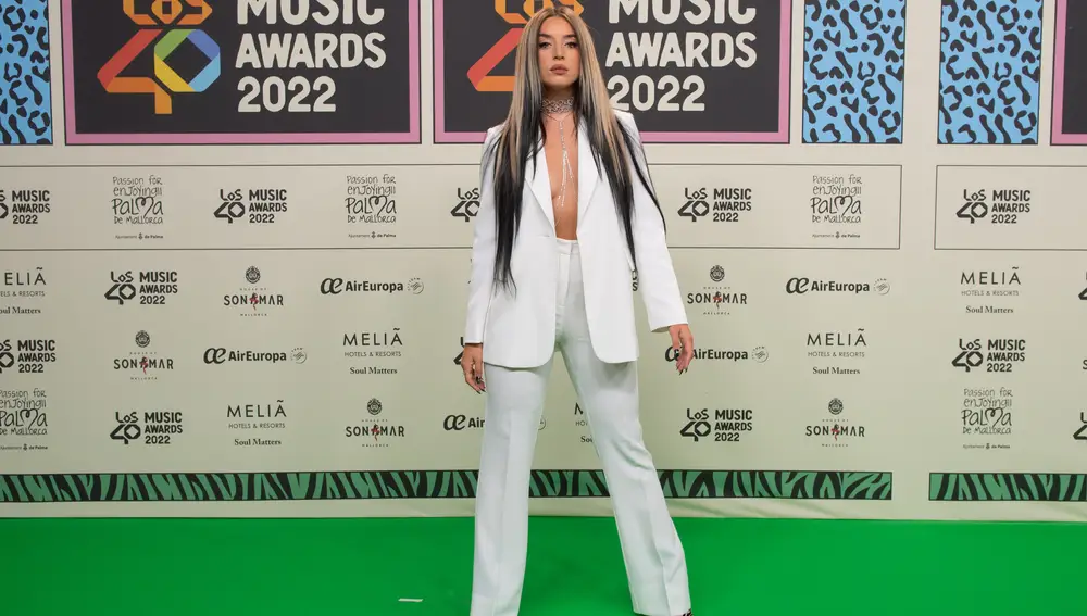 La cantante Lola Índigo posa a su llegada a la cena de nominados a los 40 Music Awards