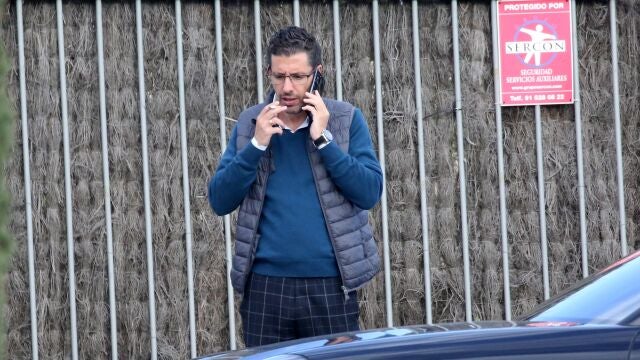 Alberto Luceño entra en la comisaría para firmar.