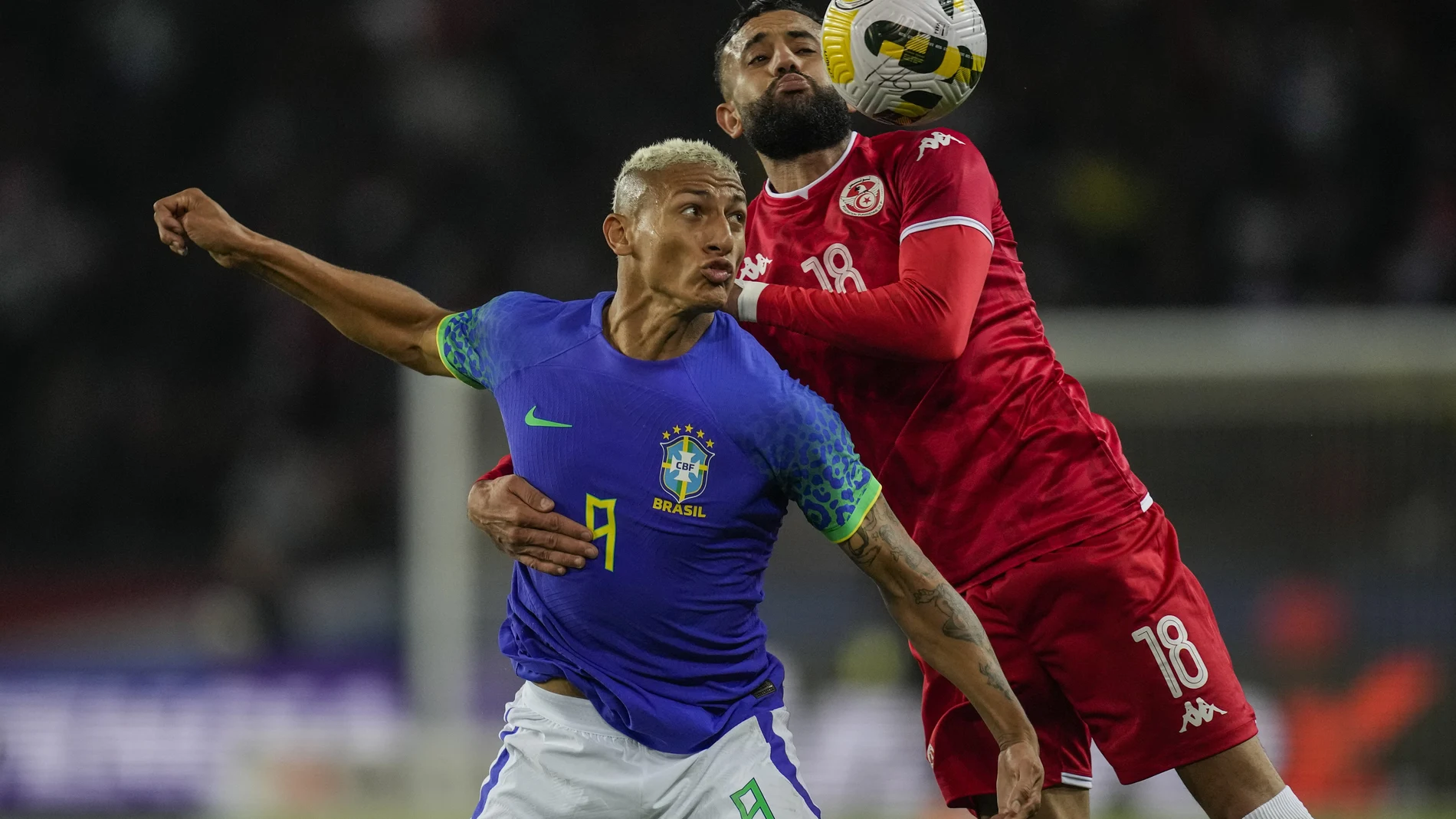 Richarlison pelea por un balón con Ghaylen Chaaleli en el Brasil - Túnez