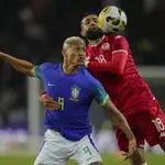 Richarlison pelea por un balón con Ghaylen Chaaleli en el Brasil - Túnez