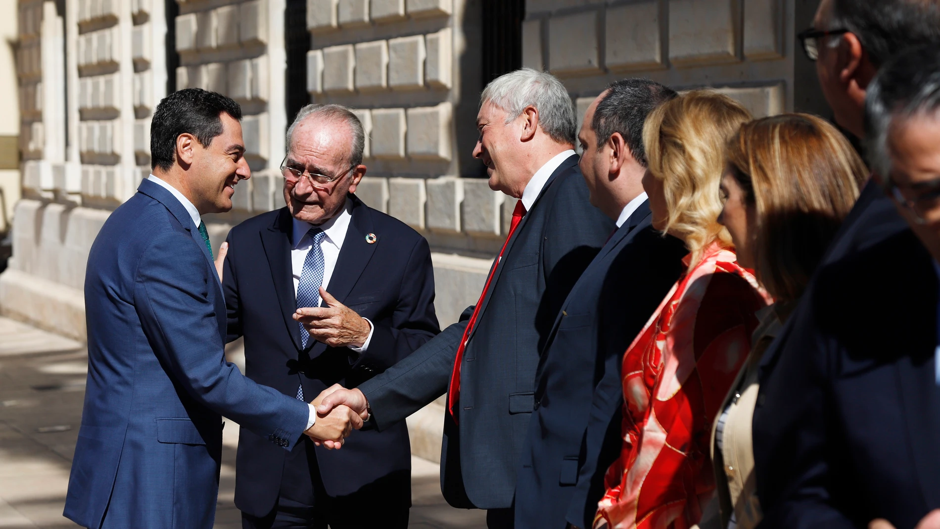 El presidente de la Junta de Andalucía(i), Juanma Moreno, saluda al presidente del Comité de Normas del Bureau Internacional de Expositions (Bie), Alain Berger (d)a su llegada a la recepción en Málaga
